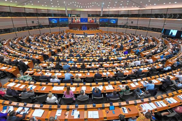 PE miraton raportin për t’i dhënë statusin e vendit kandidat në BE Ukrainës dhe Moldavisë