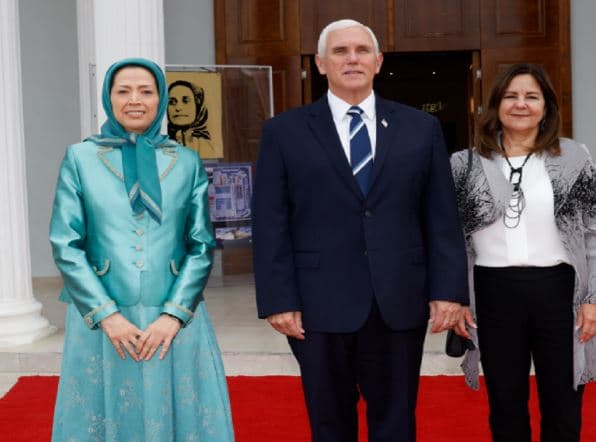 Mike Pence mbërrin në Tiranë, viziton kampin e muxhahedinëve në Manzë
