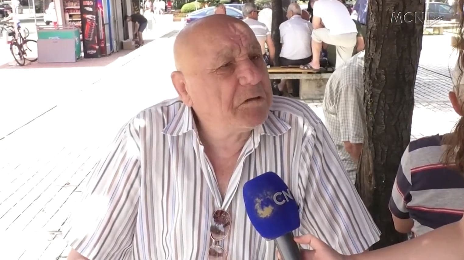“Qeveria u tall me 3000 lekë për ne”, pensionistët të revoltuar me ideksimin si shkak i luftës (VIDEO)