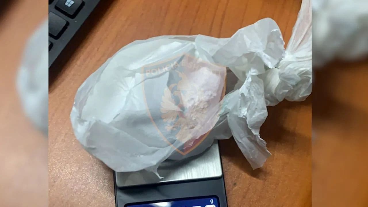 Shiste doza kokaine në Tiranë, arrestohet 27-vjeçari
