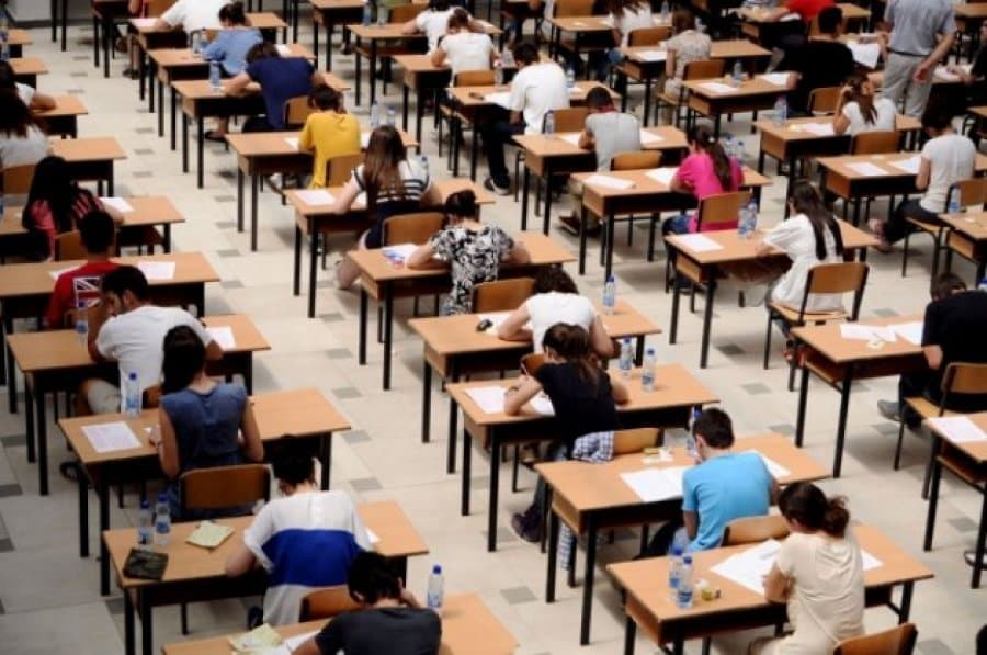 Mbi 33 mijë maturantë i nënshtrohen provimit të lëndës me zgjedhje