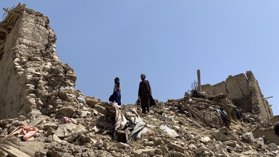Tërmeti në Afganistan, të mbijetuarit luftojnë për ushqim mes frikës së kolerës
