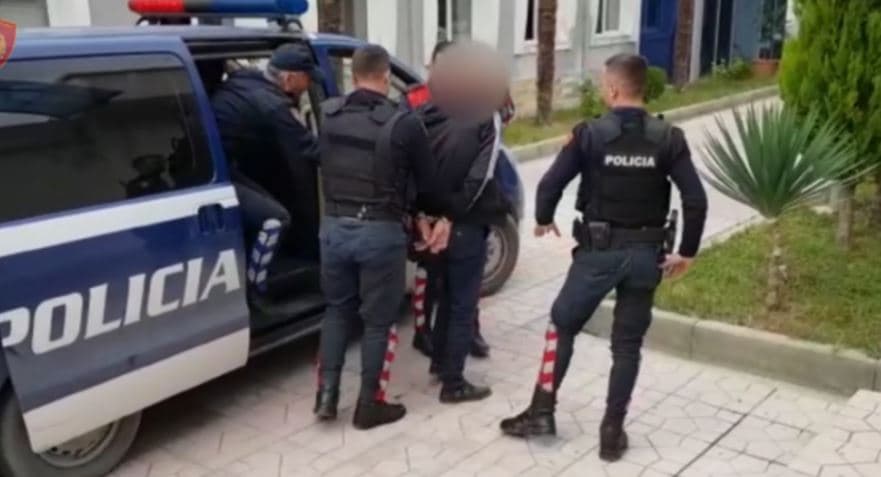 Burri rreh vëllanë bashkë me gruan, arrestohet çifti i bashkëshortëve në Kavajë