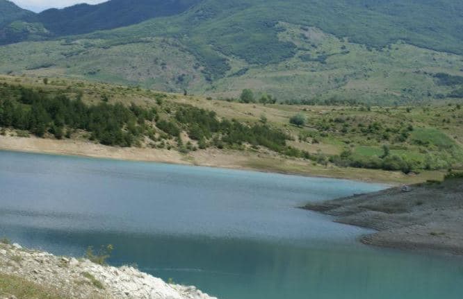 Djali denoncoi largimin e tij nga banesa, 67-vjeçari gjendet i mbytur në rezervuar 