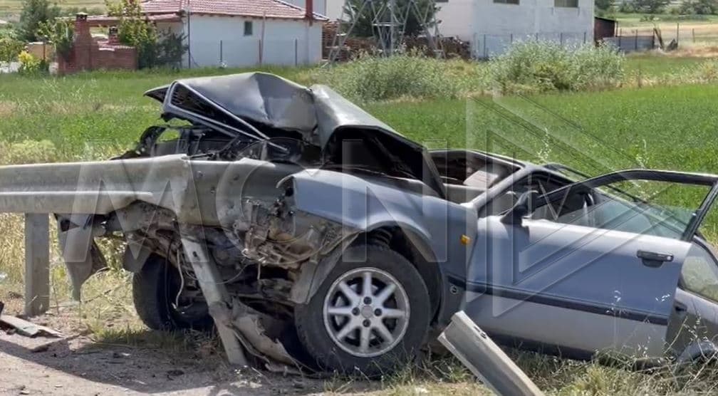 Mjeti del nga rruga dhe përplaset me bordurën, dy të plagosur në aksin Maliq-Pogradec (Video)