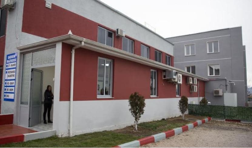 I riu në Elbasan tenton t’i japë fund jetës duke u hedhur nga kati i 3-të