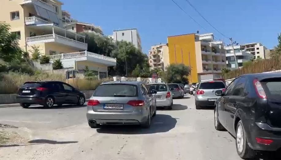 Video/ Trafik i rënduar në Vlorë, pushuesit ‘dynden’ drejt jugut
