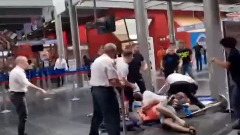 Shqiptarët “lënë nam” në aeroportin italian, sherri për radhën përfundon me tërheqje zvarrë (Video)