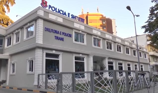 Goditi me grusht punonjësen e policisë dhe një 37-vjeçar, arrestohet i riu në Tiranë