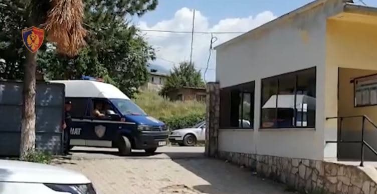 Ishte shpallur në kërkim për kultivim të lëndëve narkotike, arrestohet 47-vjeçari në Dibër