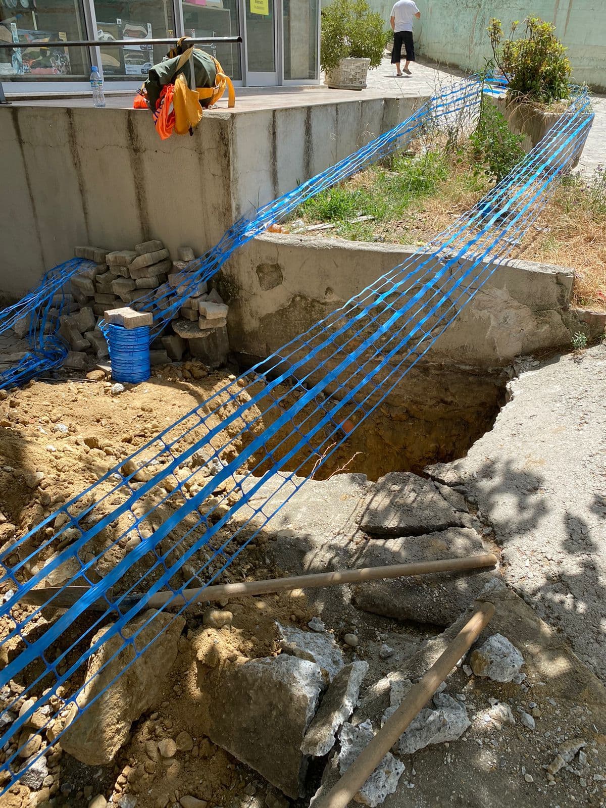 Dëmtohet rrjeti elektrik, disa lagje në Tiranë ngelin pa drita
