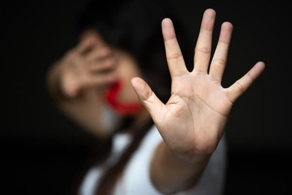 Një burrë në Tiranë ngacmon seksualisht një 16-vjeçare