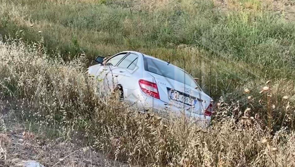 Makina bie në kanal në autostradën Vlorë-Fier, plagoset një person