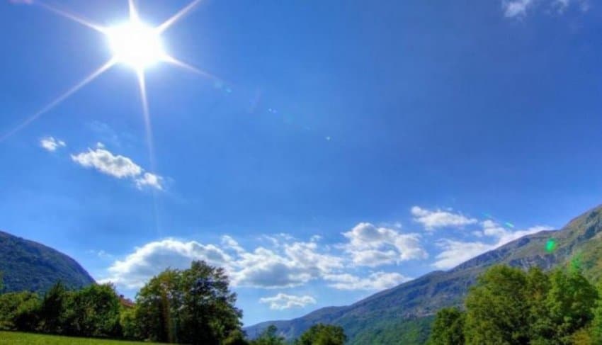 Moti sot, i qëndrueshëm e me temperatura deri në 37 °C