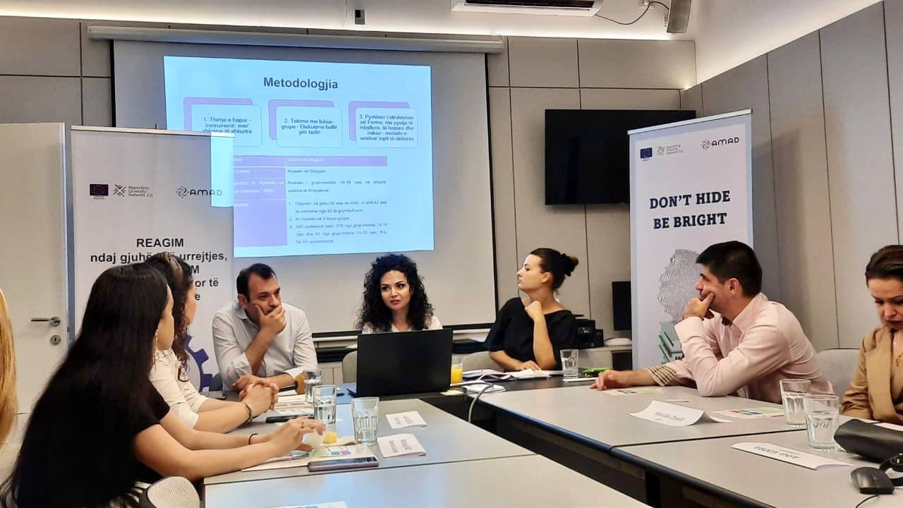 Gjuha e urrejtjes, Prendi: Më tepër agresive në rrjetet sociale, media dhe shkolla
