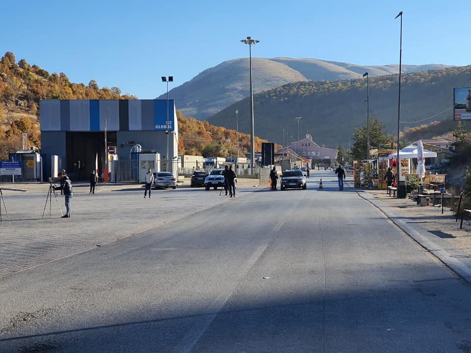Një person kapet te Tre Urat me cigare kontrabandë, hetohen dhe dy doganierë