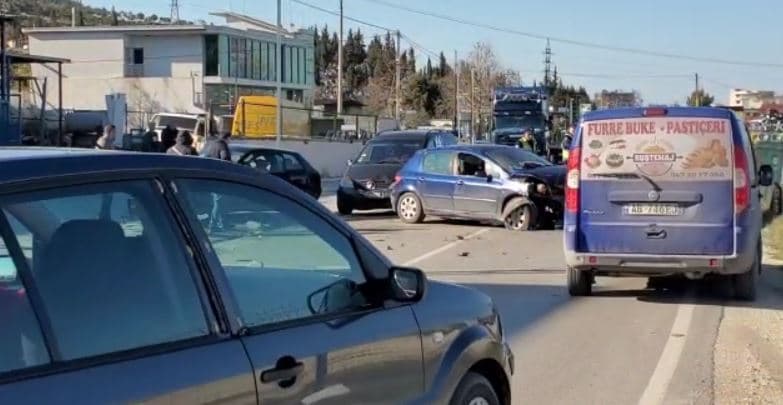 3 makina përplasen me njëra tjetrën në rrugën Fier-Levan, krijohen radhë të gjata automjetesh
