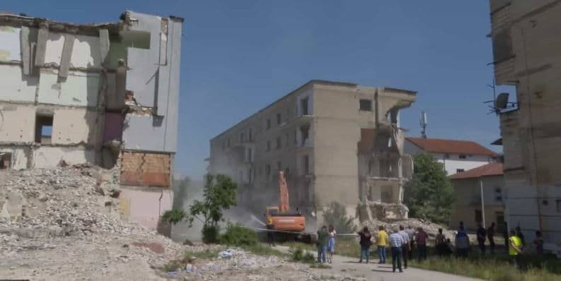 Pallatet e shembura në Kombinat/ Familjet e dëmtuara: Gjykata na dha të drejtë, Rama dhe Veliaj po kërcënojnë gjyqtarët