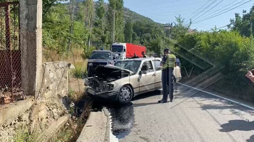 Aksident aksin Lezhë-Kallmet/ Makina përplaset me murin e një banese, plagoset rëndë shoferi (Video)