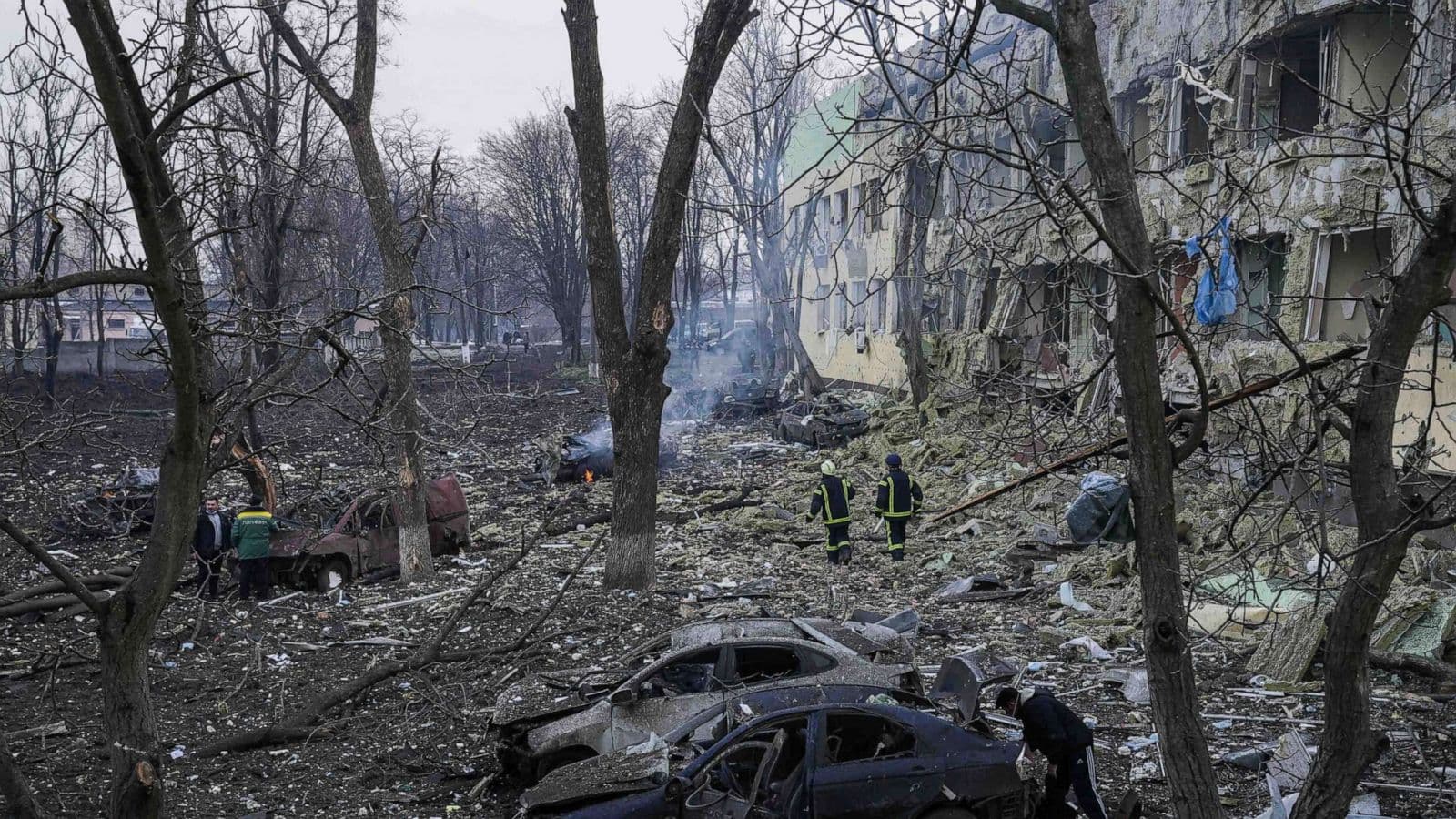 Amnesty International: Bombardimi i teatrit të Mariupol, krim lufte