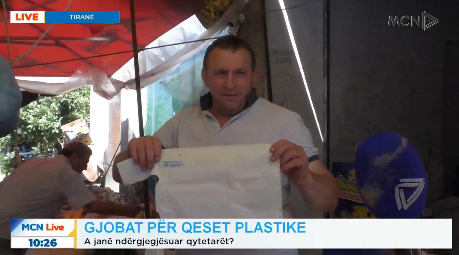 Sot nis aplikimi i gjobave për qeset/ Tregjet respektojnë vendimin, por jo shitësit ambulantë. Qytetarët: Kostoja është e tepërt 