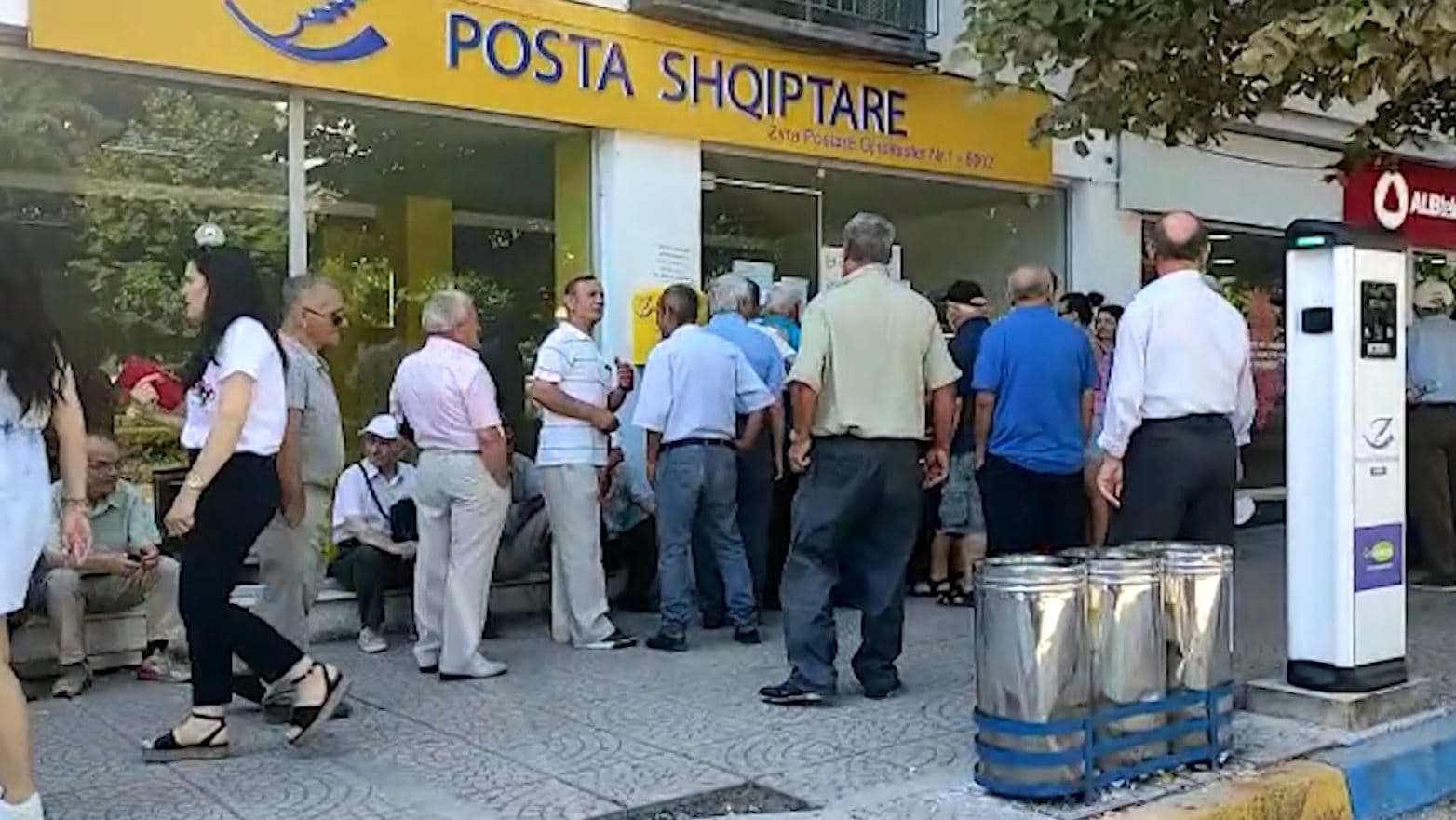 Gjirokastër/ Vonesa dhe kufizime në shërbim, pensionistët presin me orë në pikën e postës