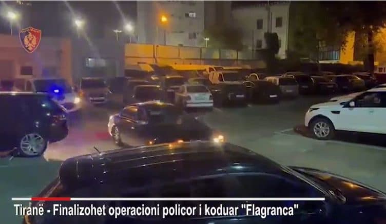 Pistoleta, kallashnikov dhe municione në makinë/ Policia arreston dy të rinjtë në Tiranë