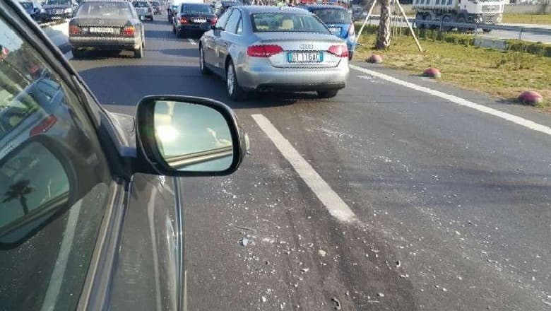 Aksident në Tiranë-Durrës, plagoset drejtuesi i mjetit dhe dy të mitur