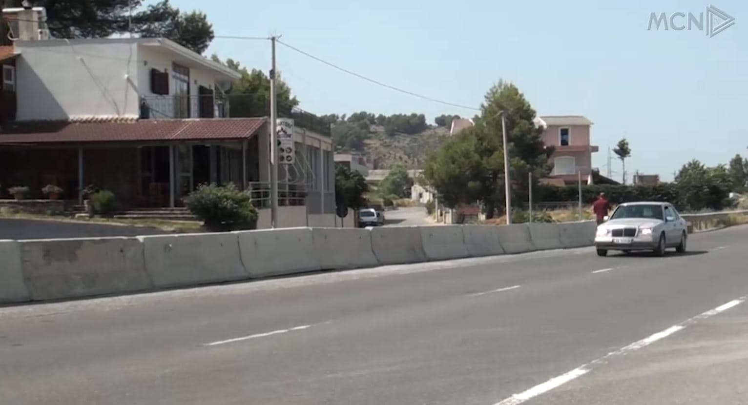 “Jemi izoluar”, banorët e Milotit në protestë/ Kundërshtojnë mbylljen e hyrje-daljeve në Rrugën e Kombit (VIDEO)