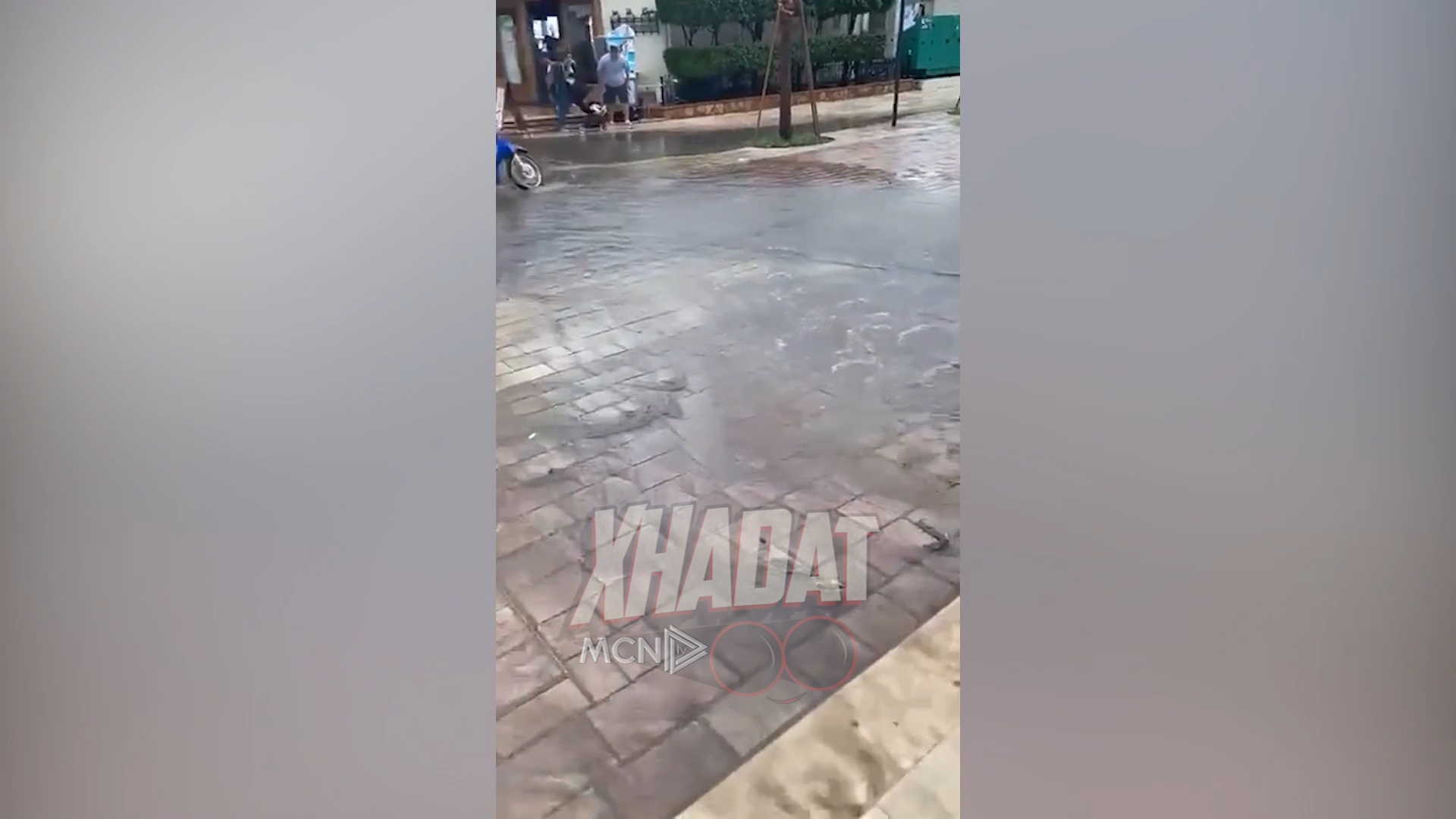 Saranda “pushtohet” nga ujërat e zeza gjatë sezonit veror
