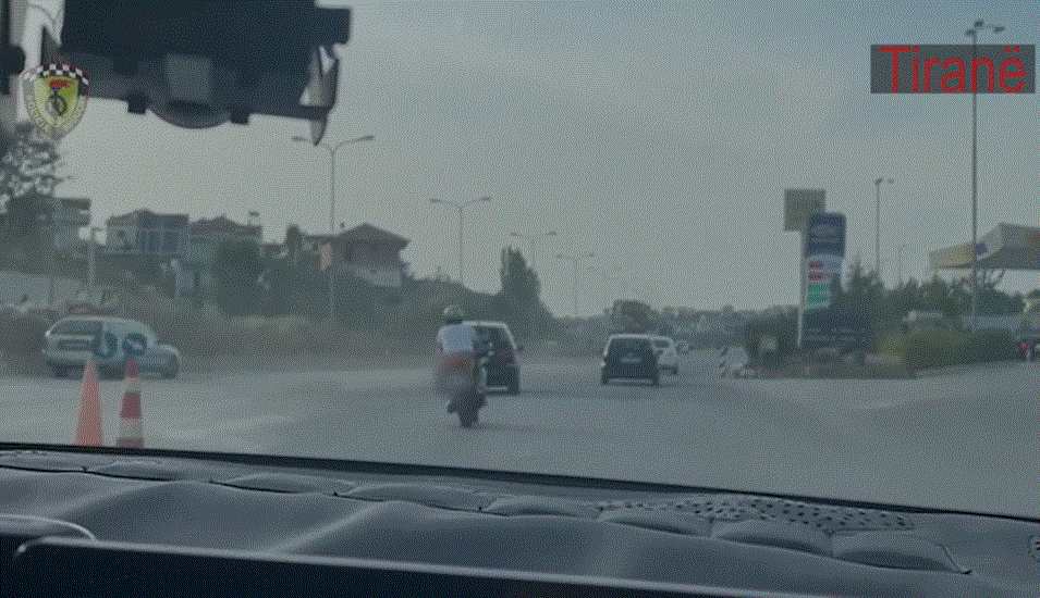 Manovra dhe gara shpejtësie në rrugë, makina inteligjente penalizon shoferin 33-vjeçar (VIDEO)