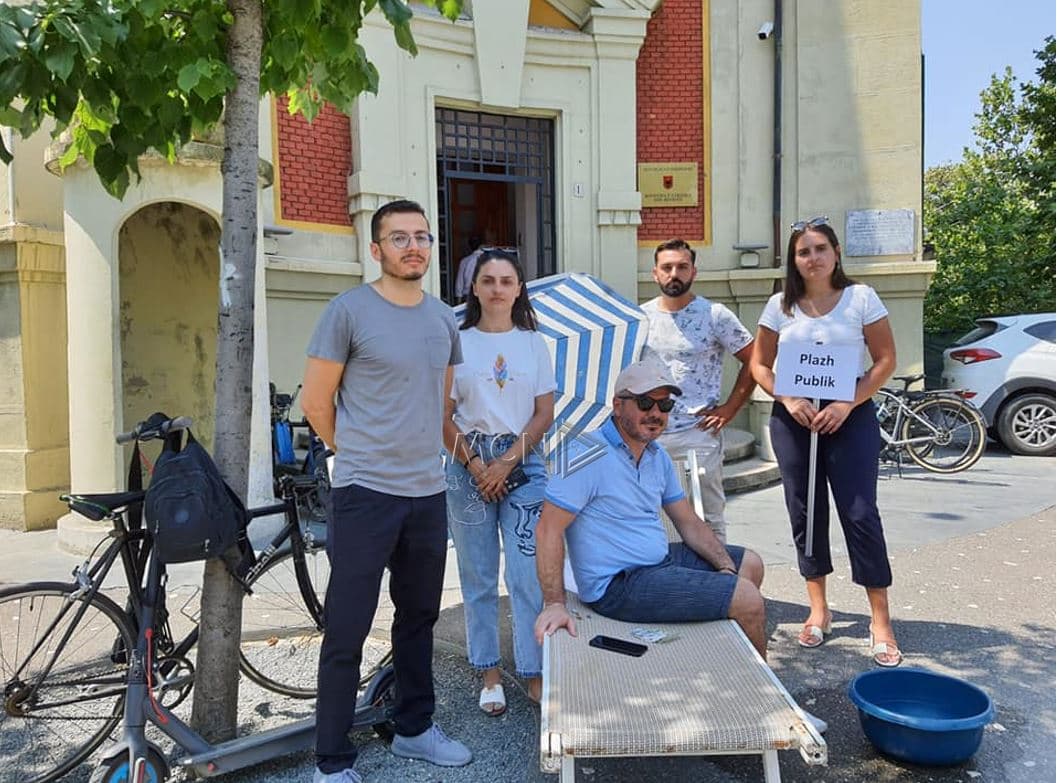             Me shezlong dhe çadër para Ministrisë së Turizmit/ Nisma Thurje proteston për plazhet publike