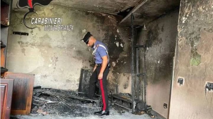 Shqiptari alarmon policinë italiane, i vë zjarrin shtëpisë dhe mbyllet brenda