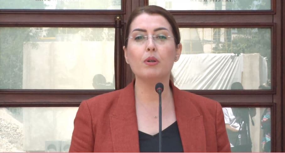 Qeveria vendos rritje pagash për mjekët, infermierët dhe mësuesit