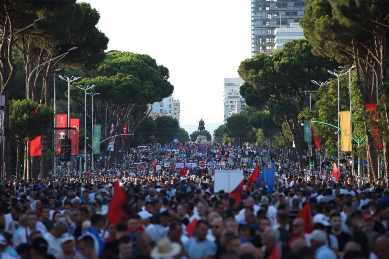 Nis protesta e thirrur nga Berisha, qytetarët mblidhen në bulevard (FOTO)