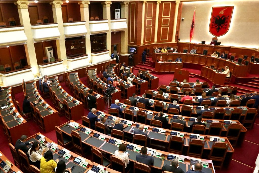 Kuvendi në seancë plenare/ Diskutohet projektrezoluta për Srebrenicën, Braçe dy interpelanca me Krifcën