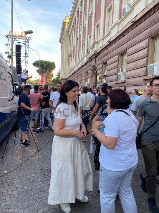 Topalli i bashkohet protestës së thirrur nga Berisha