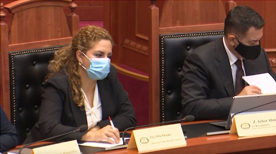 Xhaçka refuzon të dorëzojë mandatin, mbrohet me avokatin në Komision (VIDEO)