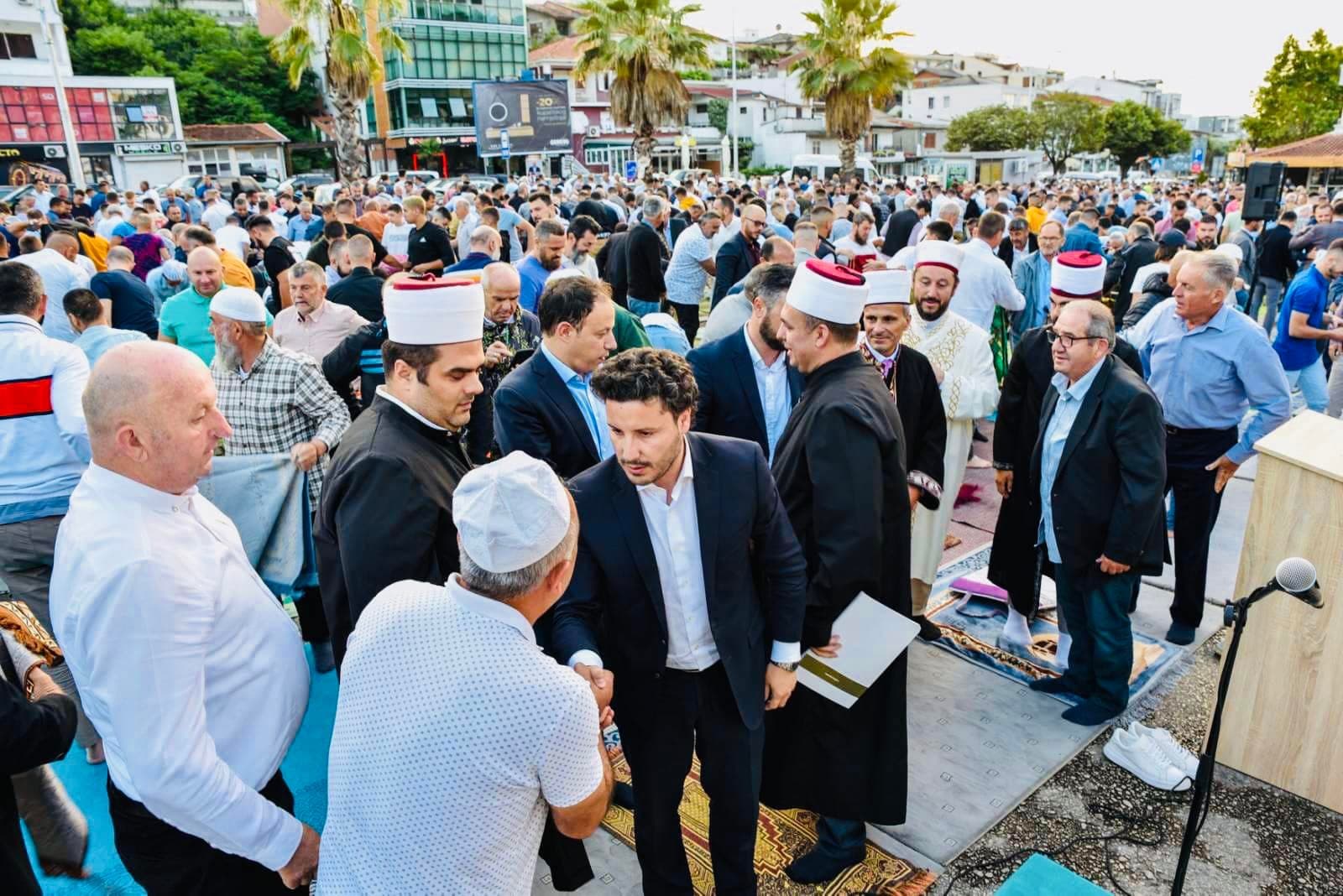 Abazoviç fal namazin e Kurban Bajramit: Të përhapim dashurinë për njëri-tjetrin