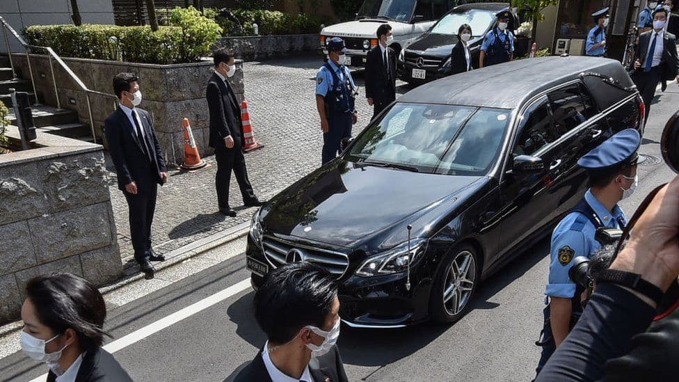 Trupi i ish-kryeministrit japonez rikthehet në rezidencën e tij në Tokio