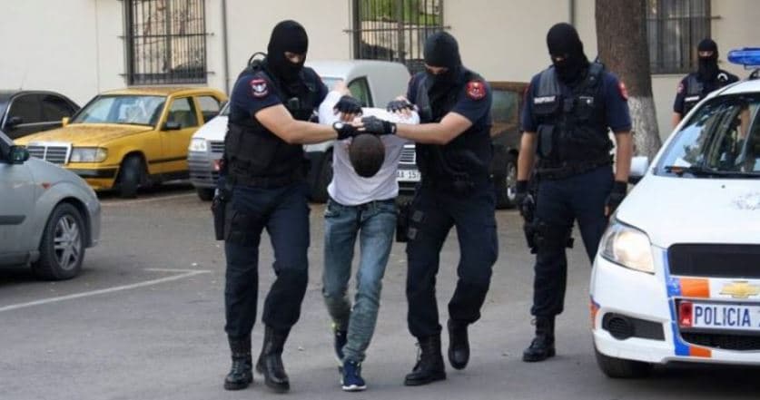 Rrihte dhe kërcënonte ish-bashkëjetuesen se do ta vriste, pranga 27-vjeçarit në Dibër