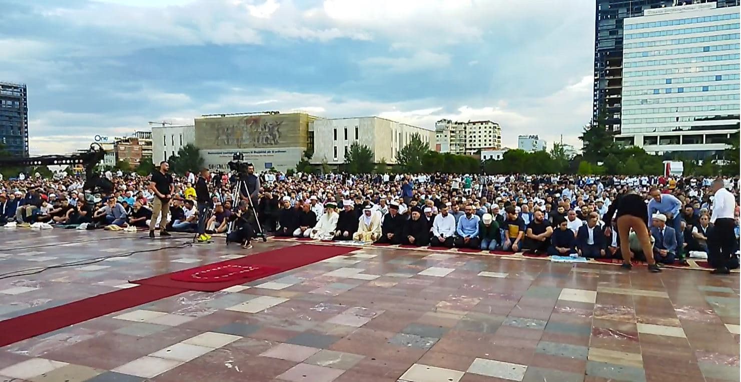 Myslimanët festojnë Kurban Bajramin, falet namazi në sheshin “Skënderbej” (VIDEO)