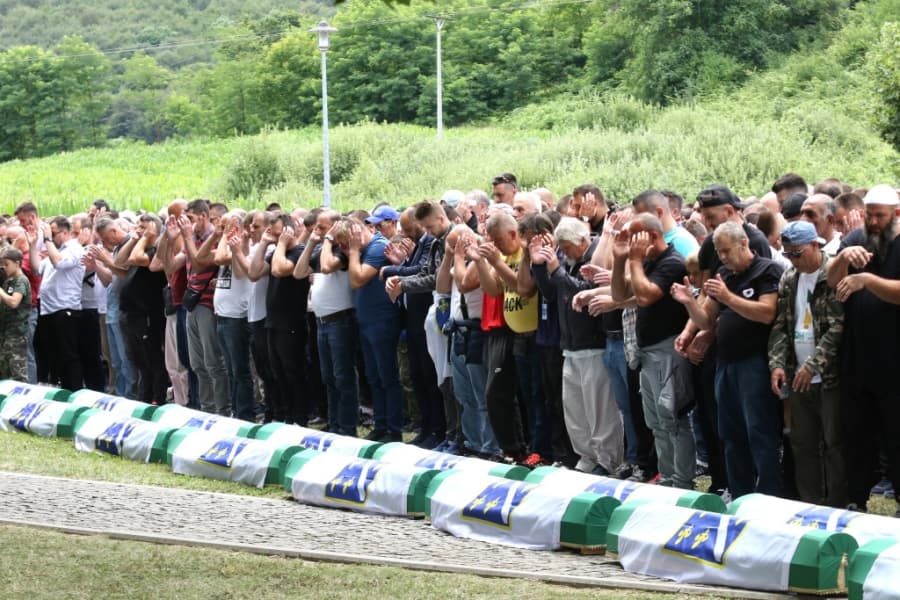 27 vjet pas gjenocidit/ Varrosen edhe 50 viktima të Srebrenicës