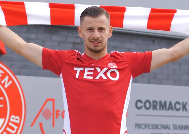 Prezantohet Ramadani, mesfushori transferohet në Skoci