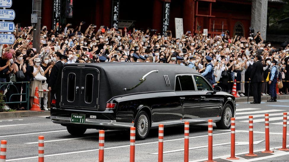 Japonezët përcjellin sot për në banesën e fundit ish-kryeministrin Shinzo Abe
