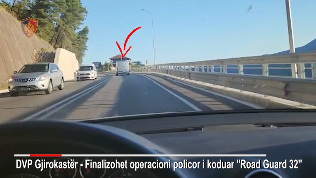 Po transportonin 23 emigrantë të paligjshëm me furgon, në pranga dy persona