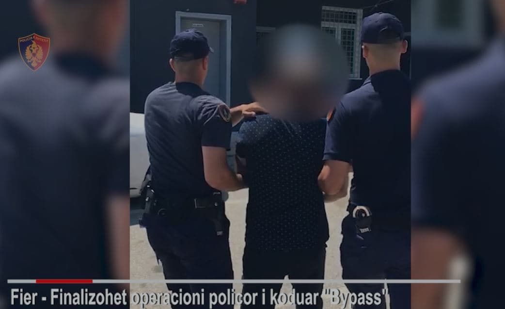 Me armë të ftohtë dhe narkotikë në makinë, arrestohet 38-vjeçari/ Akuzohej për tentativë vrasjeje 