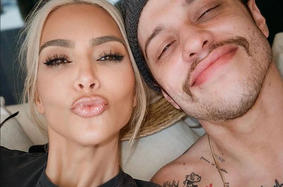 Kim Kardashian publikon foto intime me Pete Davidson