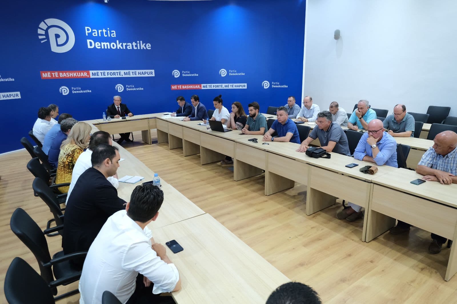 Berisha mbledh sot kryetarët dhe sekretarët e degëve të PD-së në Tiranë