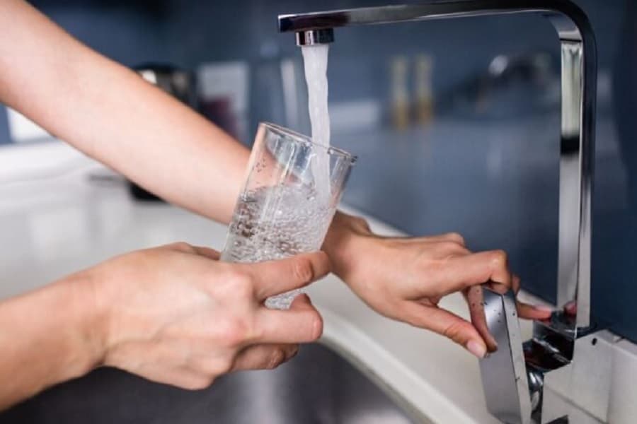Rritja e çmimeve 'prek' dhe ujin në Elbasan, qytetarët: Kosto që rëndon në xhepat tanë